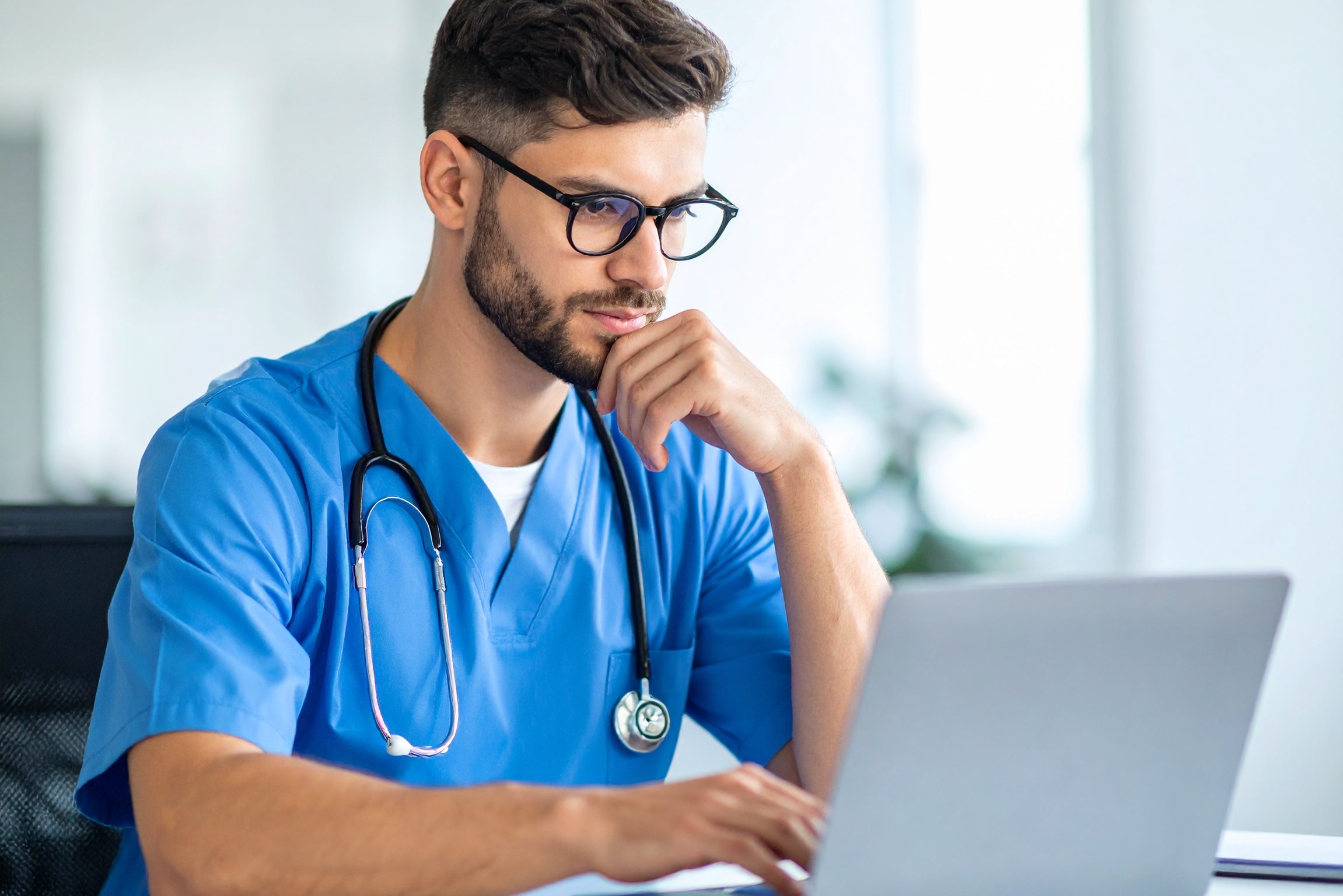 cropped-Firefly_Young-male-nurse-writes-on-laptop-with-thoughtful-expression-in-hospital-347348-1.jpg